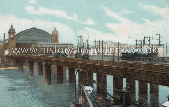Cannon Street Railway Bridge, London, c.1909.